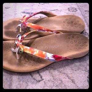 Vionic floral orthaheel flip flops